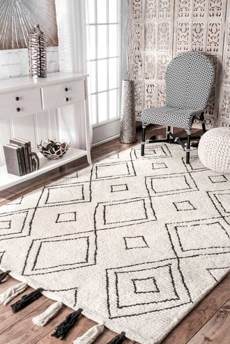 Ivory Vega Moroccan Diamond Tassel rug